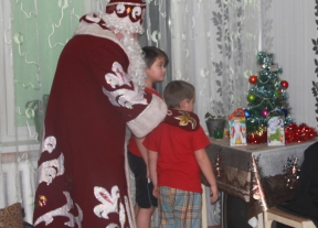 В преддверии новогодних праздников к сельским ребятам Мценского района пришел в гости Дед Мороз.